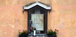 La Madonna col Bambino, bassorilievo nel tabernacolo (capitèło) in Calle Larga Piave, nel Sestiere di Cannaregio
