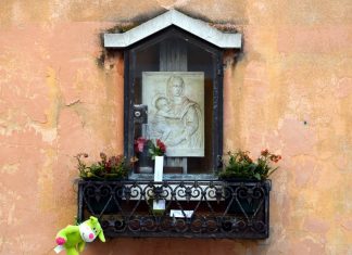 La Madonna col Bambino, bassorilievo nel tabernacolo (capitèło) in Calle Larga Piave, nel Sestiere di Cannaregio