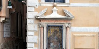 La Madonna Odigitria dipinto nel tabernacolo (capitèło) al Ponte dei Greci, nel Sestiere di Castello