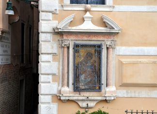 La Madonna Odigitria dipinto nel tabernacolo (capitèło) al Ponte dei Greci, nel Sestiere di Castello