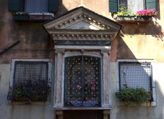 L’Assunta, dipinto nel tabernacolo (capitèło) in Campo Do Pozzi, nel Sestiere di Castello