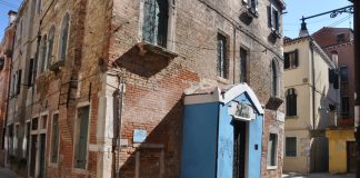 Capitello in Corte de le Colone, nel Sestiere di Castello