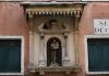 Sant’Antonio da Padova, statua nel tabernacolo (capitèło) sul Ponte Sant’Antonio a San Lio, nel Sestiere di Castello