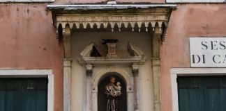 Sant’Antonio da Padova, statua nel tabernacolo (capitèło) sul Ponte Sant’Antonio a San Lio, nel Sestiere di Castello