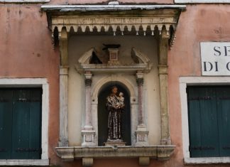 Sant’Antonio da Padova, statua nel tabernacolo (capitèło) sul Ponte Sant’Antonio a San Lio, nel Sestiere di Castello
