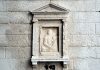 La Madonna dei Candelabri, rilievo nel tabernacolo (capitèło) in Calle de la Pietà, nel Sestiere di Castello