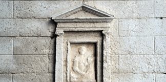 La Madonna dei Candelabri, rilievo nel tabernacolo (capitèło) in Calle de la Pietà, nel Sestiere di Castello