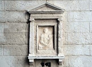 La Madonna dei Candelabri, rilievo nel tabernacolo (capitèło) in Calle de la Pietà, nel Sestiere di Castello