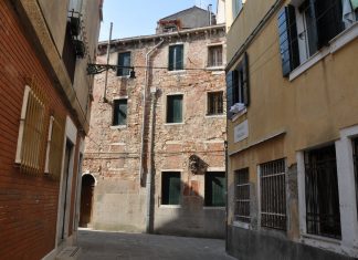 Capitello in Calle Morosini, nel Sestiere di Castello