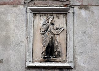 San Zaccaria profeta, due bassorilievi in Campo Santi Filippo e Giacomo, nel Sestiere di Castello