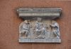 La Madonna in trono col Bambino, San Cristoforo e San Rocco, altorilievo in Calle de le Muneghete, nel Sestiere di Castello