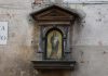 La Madonna col Bambino, nel tabernacolo (capitèło) sul Ponte Pasqualigo o Avogadro, nel Sestiere di Castello