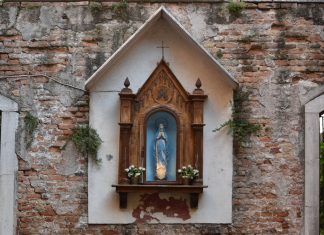La Madonna Immacolata, statua nel tabernacolo (capitèło) di Corte del Pestrin, nel Sestiere di Castello