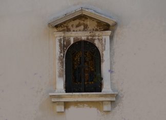 La Madonna col Bambino, mosaico nel tabernacolo (capitèło) in Salizada Sant’Antonin, nel Sestiere di Castello