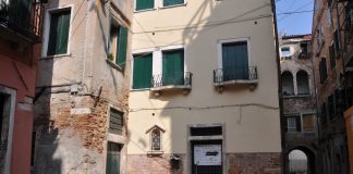 Capitello in Corte Delfina, nel Sestiere di Castello