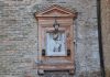 La Madonna col Bambino, nel tabernacolo (capitèło) sulla facciata della Chiesa di San Martino, nel Sestiere di Castello