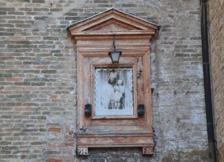 La Madonna col Bambino, nel tabernacolo (capitèło) sulla facciata della Chiesa di San Martino, nel Sestiere di Castello