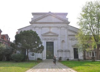 Putti, rilievi esterni della Chiesa di San Pietro di Castello