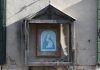 La Madonna col Bambino dormiente stampa nel tabernacolo (capitèło) in Fondamenta dei Preti, nel Sestiere di Castello
