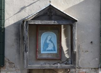 La Madonna col Bambino dormiente stampa nel tabernacolo (capitèło) in Fondamenta dei Preti, nel Sestiere di Castello