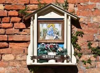 La Madonna di Pompei o del Rosario dipinto nel tabernacolo (capitèło) in Corte del Pozzo Roverso, nel Sestiere di Castello