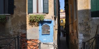 Capitello sul Ponte dei Scudi, nel Sestiere di Castello
