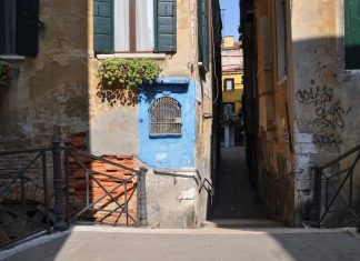 Capitello sul Ponte dei Scudi, nel Sestiere di Castello