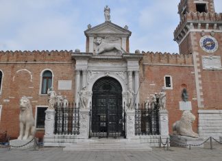 Santa Giustina, statua sulla Porta di Terra dell’Arsenal