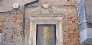 La Madonna di Lourdes stampa nel tabernacolo (capitèło) in Ramo Secondo de la Madoneta, nel Sestiere di Castello