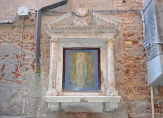 La Madonna di Lourdes stampa nel tabernacolo (capitèło) in Ramo Secondo de la Madoneta, nel Sestiere di Castello