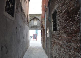 Capitello in Calle de la Madona, ai Santi Giovanni e Paolo, nel Sestiere di Castello