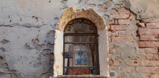La Madonna della Salute, stampa nel tabernacolo (capitèło) in Calle de la Madoneta, nel Sestiere di Castello