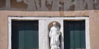San Lorenzo, una statua in Fondamenta San Lorenzo