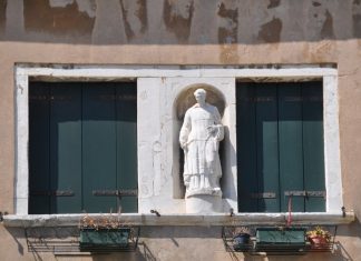 San Lorenzo, una statua in Fondamenta San Lorenzo