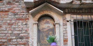 La Sacra Famiglia, dipinto nel tabernacolo (capitèło) in Corte Bassa, nel Sestiere di Castello