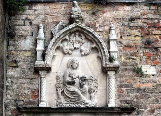 La Madonna col Bambino (degli Alboretti), nel portale dell’Oratorio di San Giovanni Battista in Campo San Piero