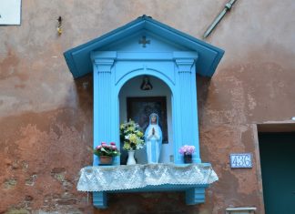 La Madonna col Bambino, dipinto nel tabernacolo (capitèło) in Calle Stella, nel Sestiere di Castello