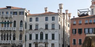 Pozzo nella corte interna del Palazzo Mangilli Valmarana, nel Sestiere di Cannaregio