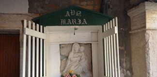 La Madonna col Bambino, bassorilievo nel tabernacolo (capitèło) del Sotoportego de le Pute, nel Sestiere di Castello