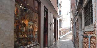 Capitello in Calle Longa Santa Maria Formosa, verso il Ponte Cavagnis, nel Sestiere di Castello