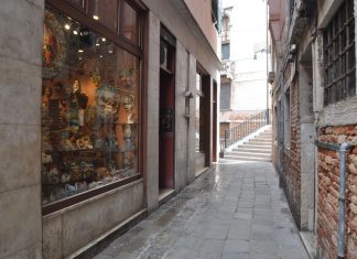 Capitello in Calle Longa Santa Maria Formosa, verso il Ponte Cavagnis, nel Sestiere di Castello
