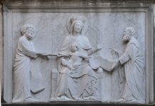 La Madonna col Bambino, e con San Pietro e San Paolo, altorilievo di Calle San Gioachin, nel Sestiere di Castello
