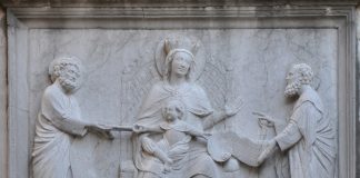 La Madonna col Bambino, San Pietro e San Paolo, altorilievo di Calle San Gioachin, nel Sestiere di Castello