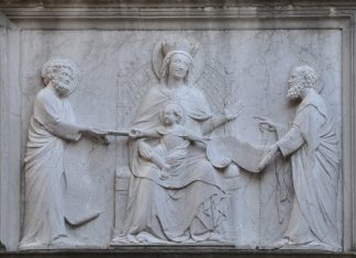 La Madonna col Bambino, e con San Pietro e San Paolo, altorilievo di Calle San Gioachin, nel Sestiere di Castello