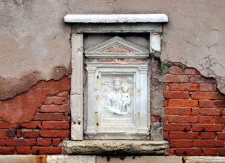 La Madonna dei gondolieri, nel tabernacolo (capitèło) al Ponte Cavallo, nel Sestiere di Castello