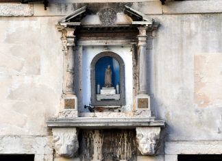 Santa Giustina, statuetta nel tabernacolo (capitèło) di Campo Santa Giustina, nel Sestiere di Castello