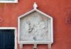 La Madonna in trono col Bambino nel tabernacolo (capitèło) in Fondamenta Quintavalle, nel Sestiere di Castello