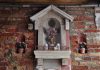 La Madonna col Bambino statuetta nel tabernacolo (capitèło) del Sotoportego di Corte Formenta, nel Sestiere di Castello