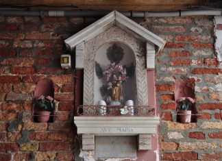 La Madonna col Bambino statuetta nel tabernacolo (capitèło) del Sotoportego di Corte Formenta, nel Sestiere di Castello