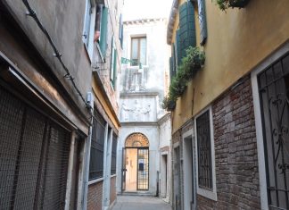 La Madonna col Bambino, San Pietro e San Paolo, altorilievo di Calle San Gioachin, nel Sestiere di Castello